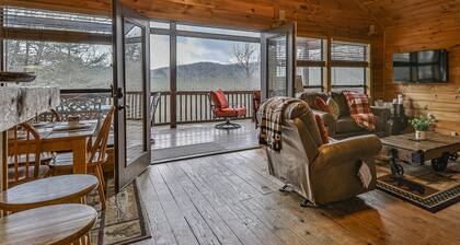4.3 miles to BR center, Private, Family Fun, Hot Tub, Serene