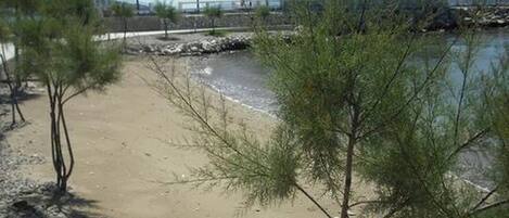 Una spiaggia nelle vicinanze