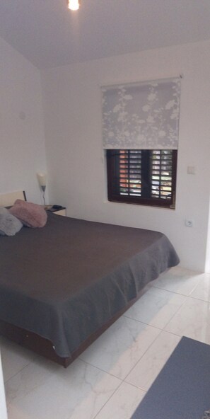 1 habitación, tabla de planchar con plancha, wifi gratis y ropa de cama 