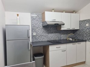 Refrigerador, microondas, placa de cocina, tostadora