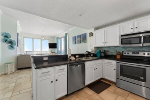 Fridge, microwave, oven, stovetop - Top Dawg Rooftop Penthouse w/FREE Daily In Season Beach Service.   (Navarre Beach)