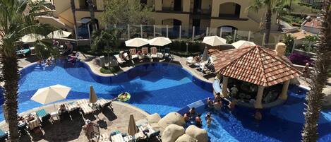 Una piscina al aire libre, una piscina climatizada