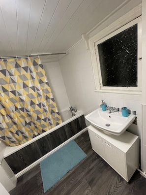 Bathroom - Liverpool City Stays - City Centre Apartment (Liverpool)