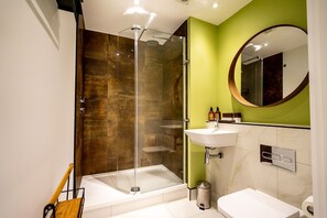 Douche, séchoir à cheveux, serviettes fournies