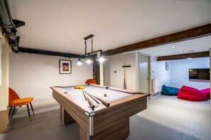 Games room - 3 Clementhorpe Maltings -  a premium stay that sleeps 6 guests  in 3 bedrooms (York)