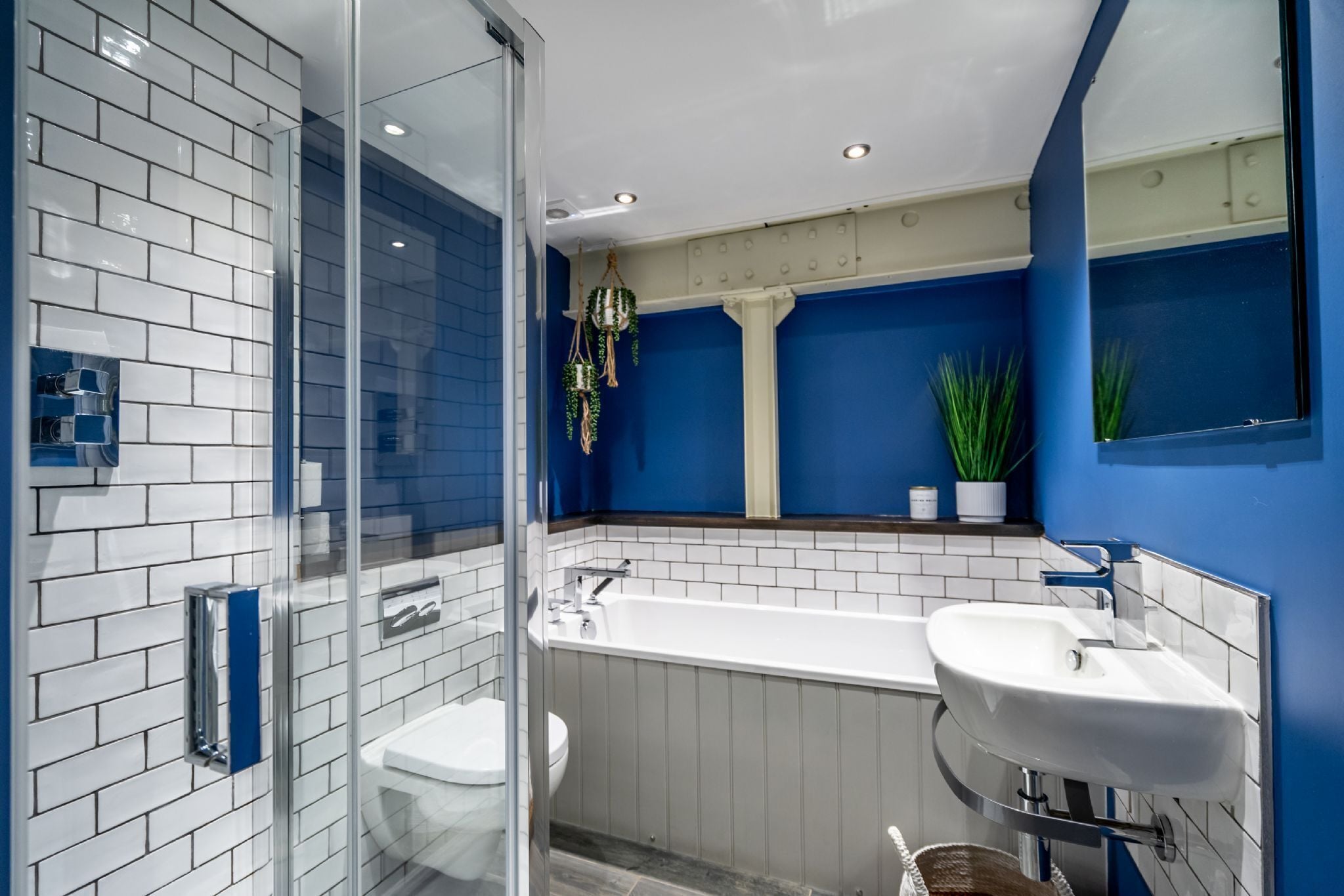 Badewanne, Haartrockner, Handtücher