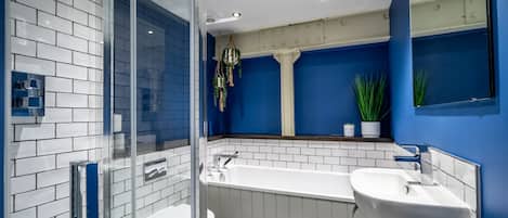Baignoire, sèche-cheveux, serviettes fournies