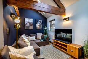 TV - 3 Clementhorpe Maltings -  a premium stay that sleeps 6 guests  in 3 bedrooms (York)