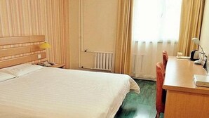 A hotel room with a large bed, a desk, and a chair. - Home Inn Hotel Beijing Miyun Changchenghuandao (Miyun)