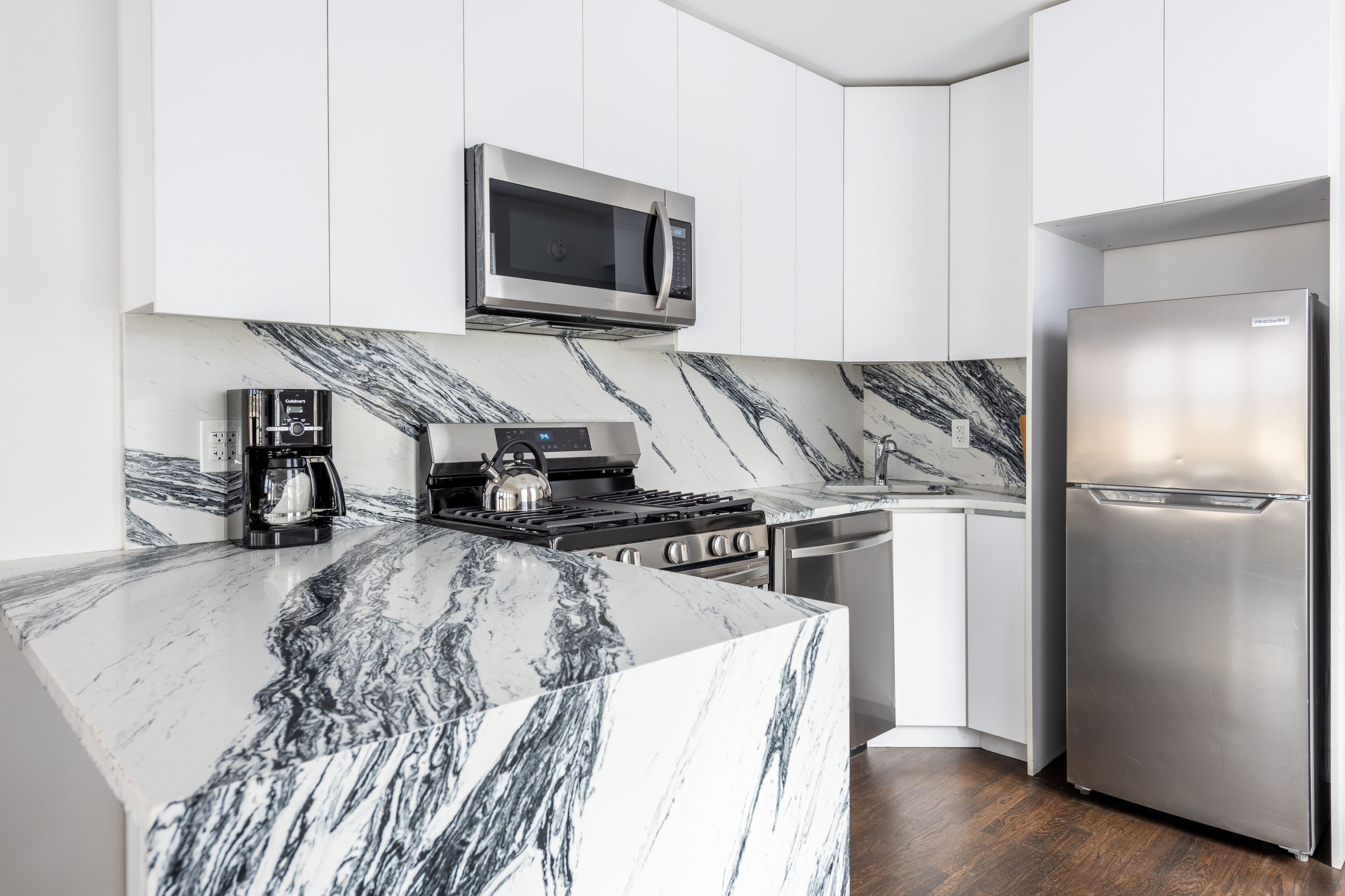 Kühlschrank, Mikrowelle, Ofen, Herdplatte