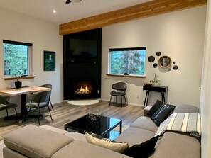 Smart TV, fireplace