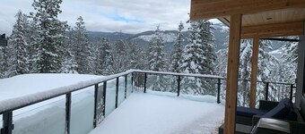 The Treehouse Suite with a roof top jacuzzi hot tub. Private and Quiet.