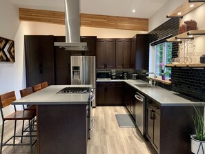 Réfrigérateur, four à micro-ondes, un four, surface de cuisson