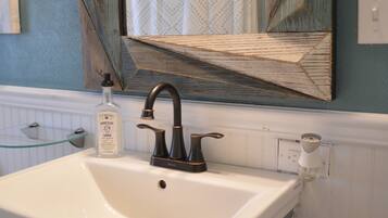 Combined shower/bathtub, hair dryer, towels, soap