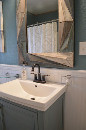 Combined shower/bathtub, hair dryer, towels, soap