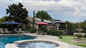 A swimming pool with a hot tub, lounge chairs, and a gazebo. - Serene Guest House on Avocado Grove and Vineyard (Fallbrook)