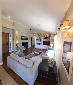 Smart TV, fireplace, ping pong, books - Serene Guest House on Avocado Grove and Vineyard (Fallbrook)