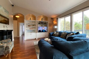 Smart TV, lareira, mesa de pingue-pongue, livros