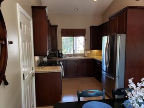Geladeira, micro-ondas, fogão, cooktop