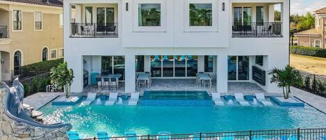 Una piscina al aire libre, una piscina climatizada