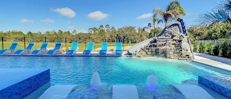 Una piscina al aire libre, una piscina climatizada