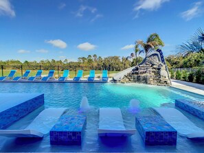 Alberca al aire libre y alberca climatizada