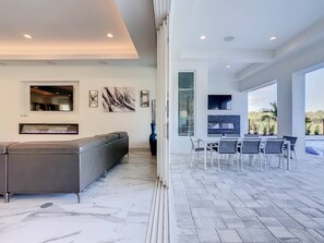 Smart TV, chimenea y videojuegos 