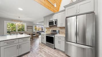 Réfrigérateur, four à micro-ondes, un four, surface de cuisson