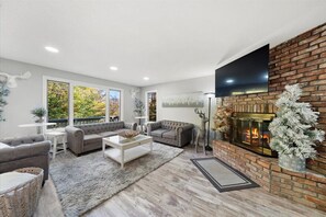 Smart TV, fireplace