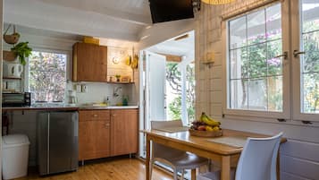 Fridge, oven, stovetop, electric kettle