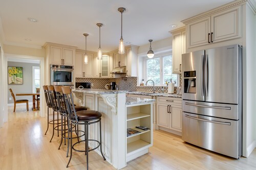 5-star Luxurious 4 Bedroom Home by the Beach and Minutes from Mystic