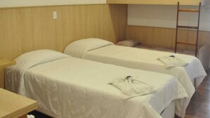 A dormitory room with bunk beds and a ladder. - Pousada Primavera Campos do Jordão (Campos do Jordão)