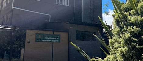 Vista frontal de la propiedad