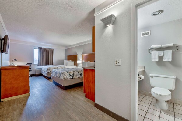 Individually decorated, individually furnished, desk, blackout drapes - Studio 6 Bartlesville, OK (Bartlesville)