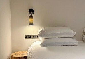 Habitación cuádruple familiar | Espacio para trabajar con un portátil y tabla de planchar con plancha