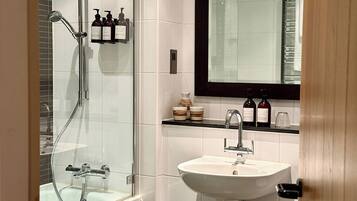 Hajszárító, törölközők, szappan és sampon