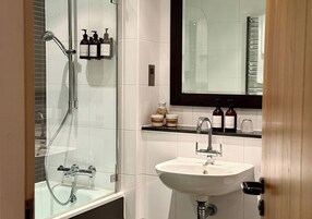 Secador de cabelo, toalhas de banho, sabonete, shampoo