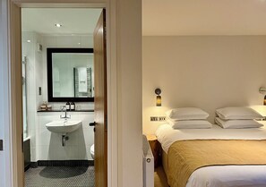 Familien-Vierbettzimmer | Laptopgeeigneter Arbeitsplatz, Bügeleisen/Bügelbrett, kostenloses WLAN