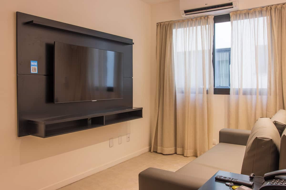 1 habitación, caja de seguridad en la habitación y escritorio