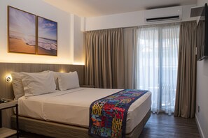 Deluxe com Varanda | 1 soverom, safe på rommet, skrivebord og lydisolert