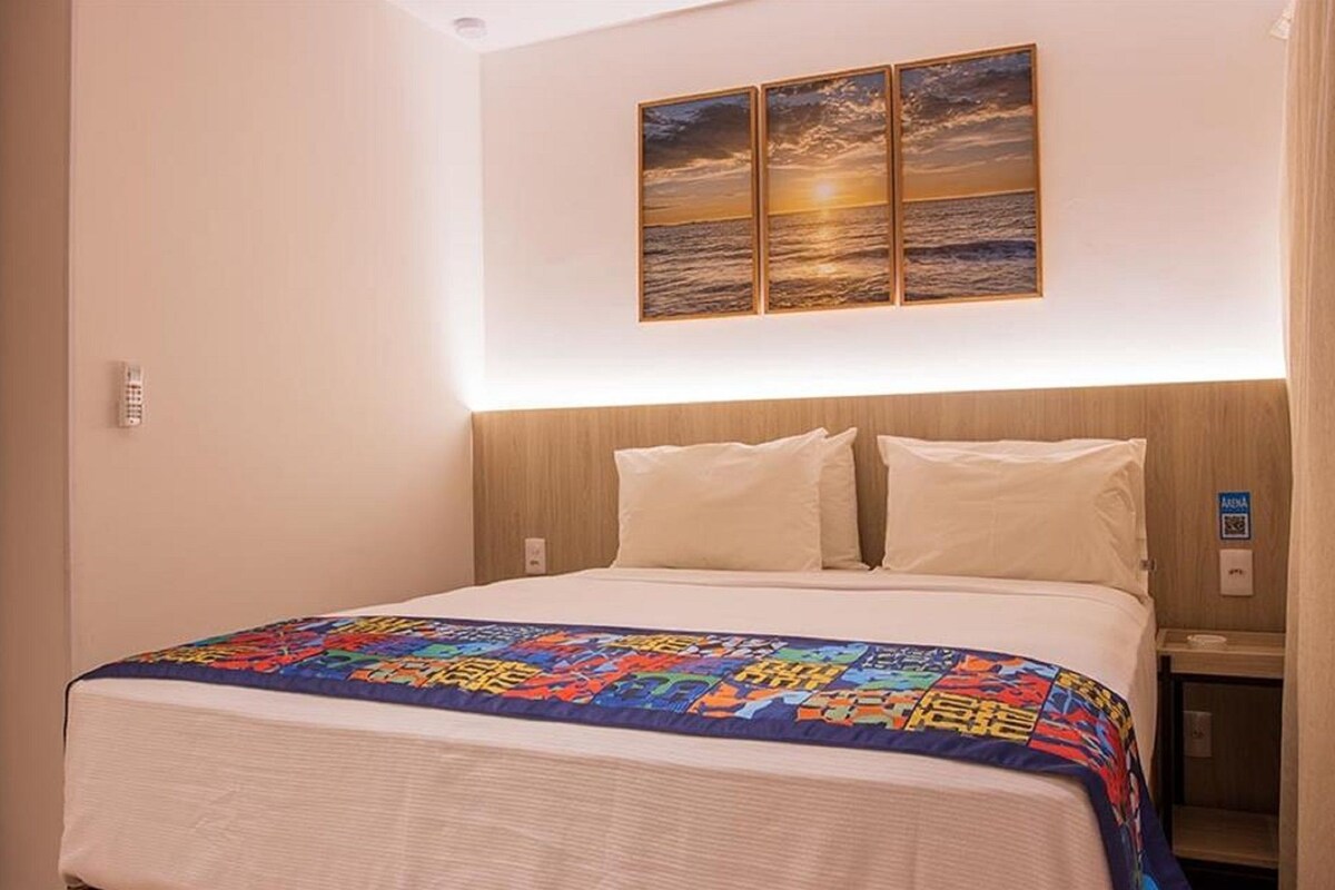 1 kamar tidur, brankas, meja kerja, dan kedap suara