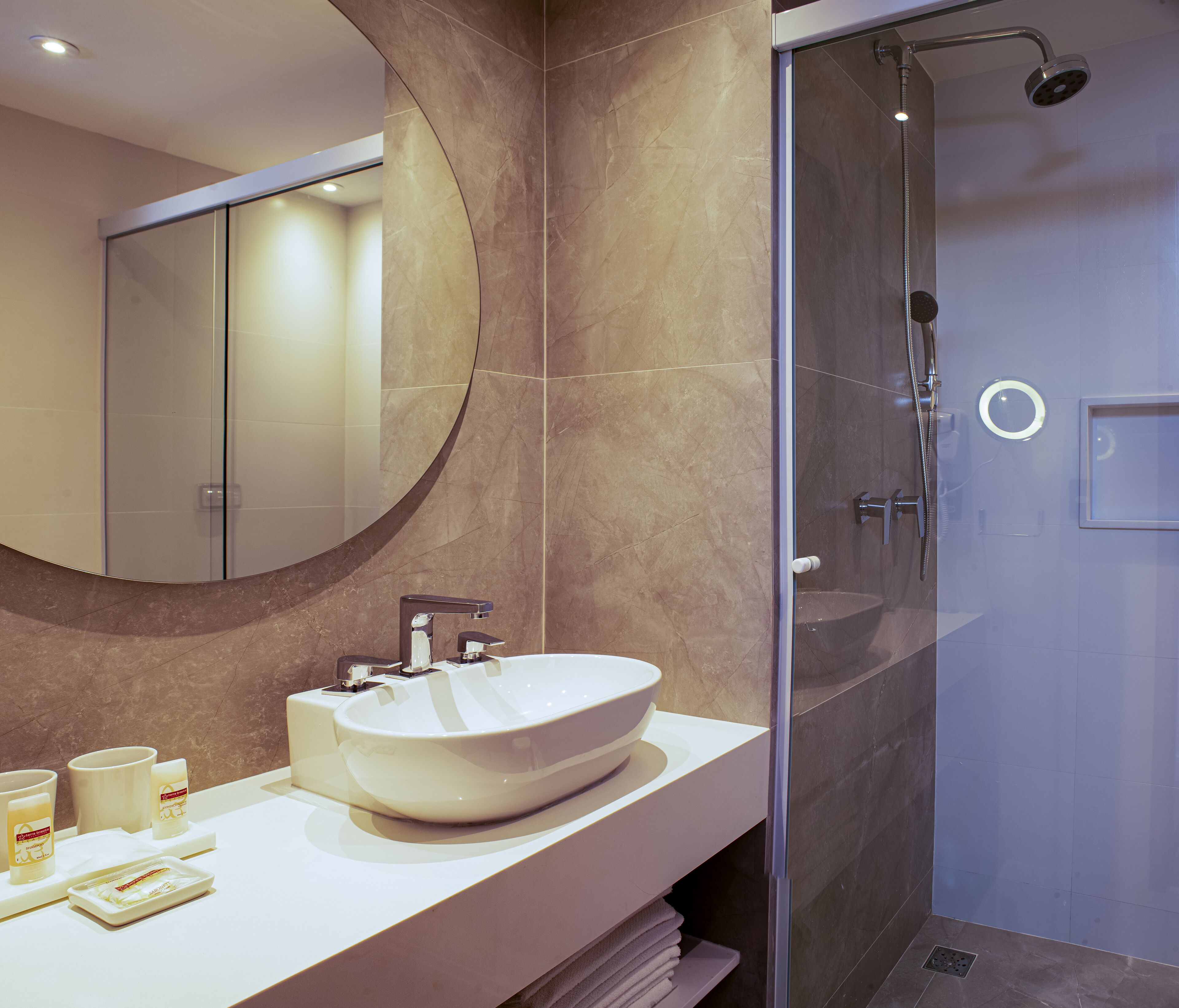 Deluxe com Varanda | Bathroom | Shower, hair dryer, towels, soap
