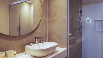 Deluxe com Varanda | Bathroom | Shower, hair dryer, towels, soap