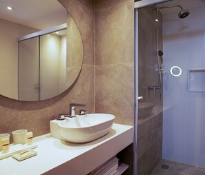 Deluxe com Varanda | Salle de bain | Douche, sèche-cheveux, serviettes fournies, savon