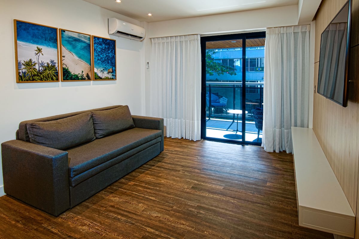 1 habitación, caja de seguridad en la habitación y escritorio