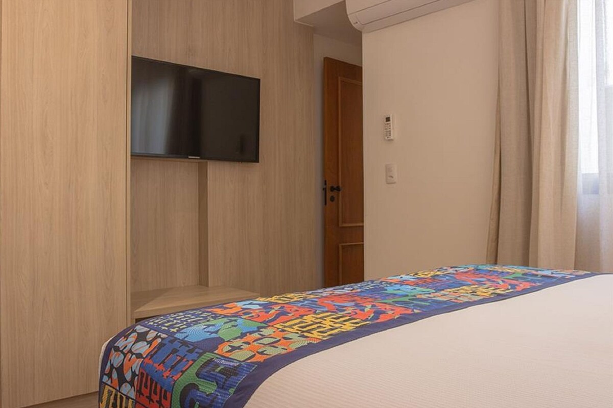 1 kamar tidur, brankas, meja kerja, dan kedap suara
