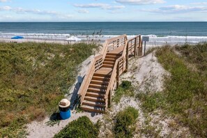 بالقرب من الشاطئ