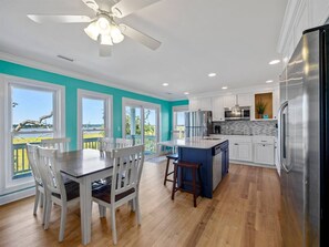 ثلاجة، ميكروويف، فرن، موقد طهي مسطح