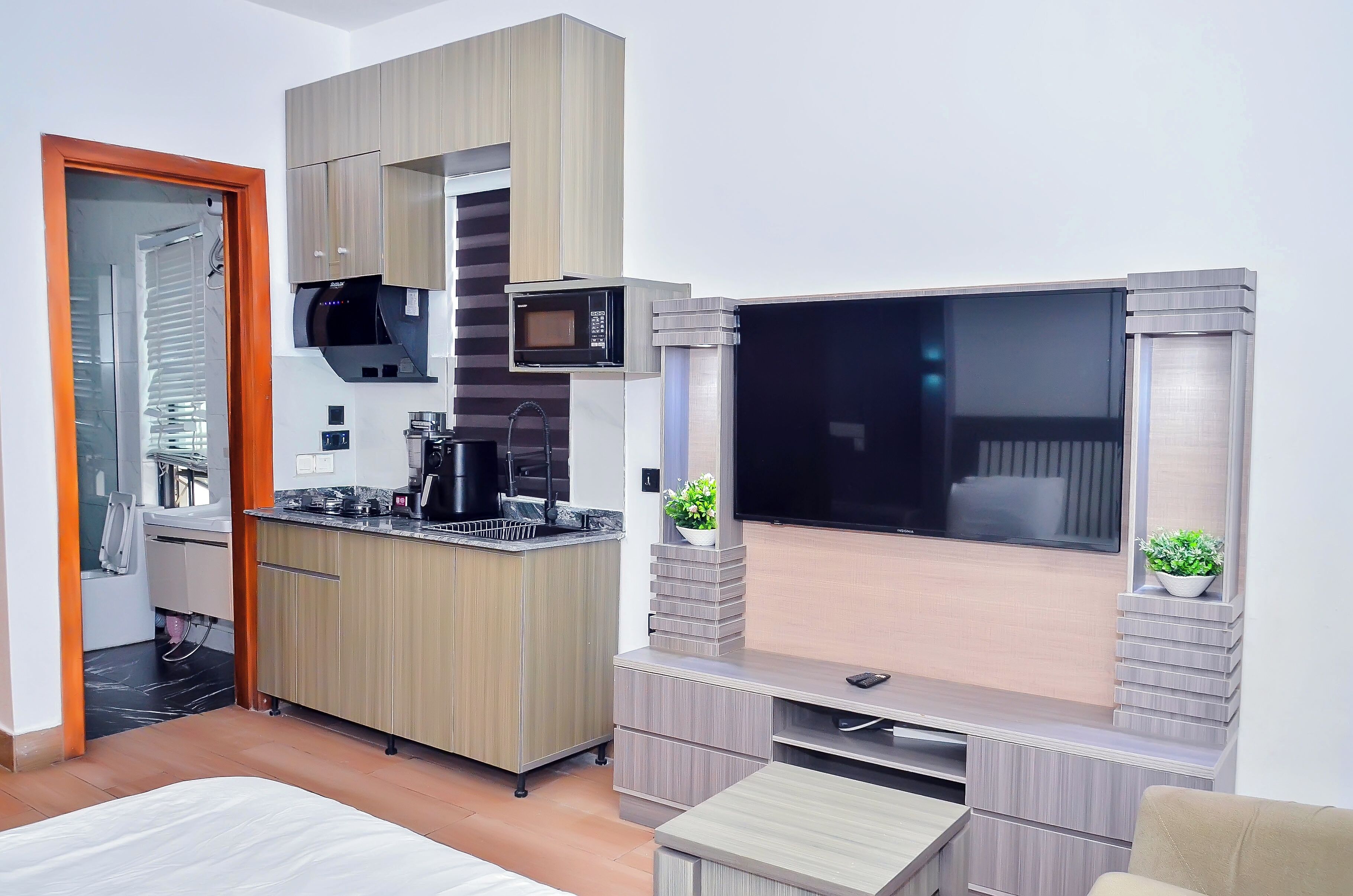 5 bedrooms, desk, iron/ironing board, WiFi