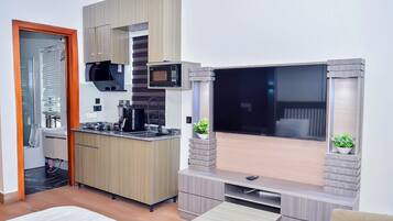 5 bedrooms, desk, iron/ironing board, WiFi